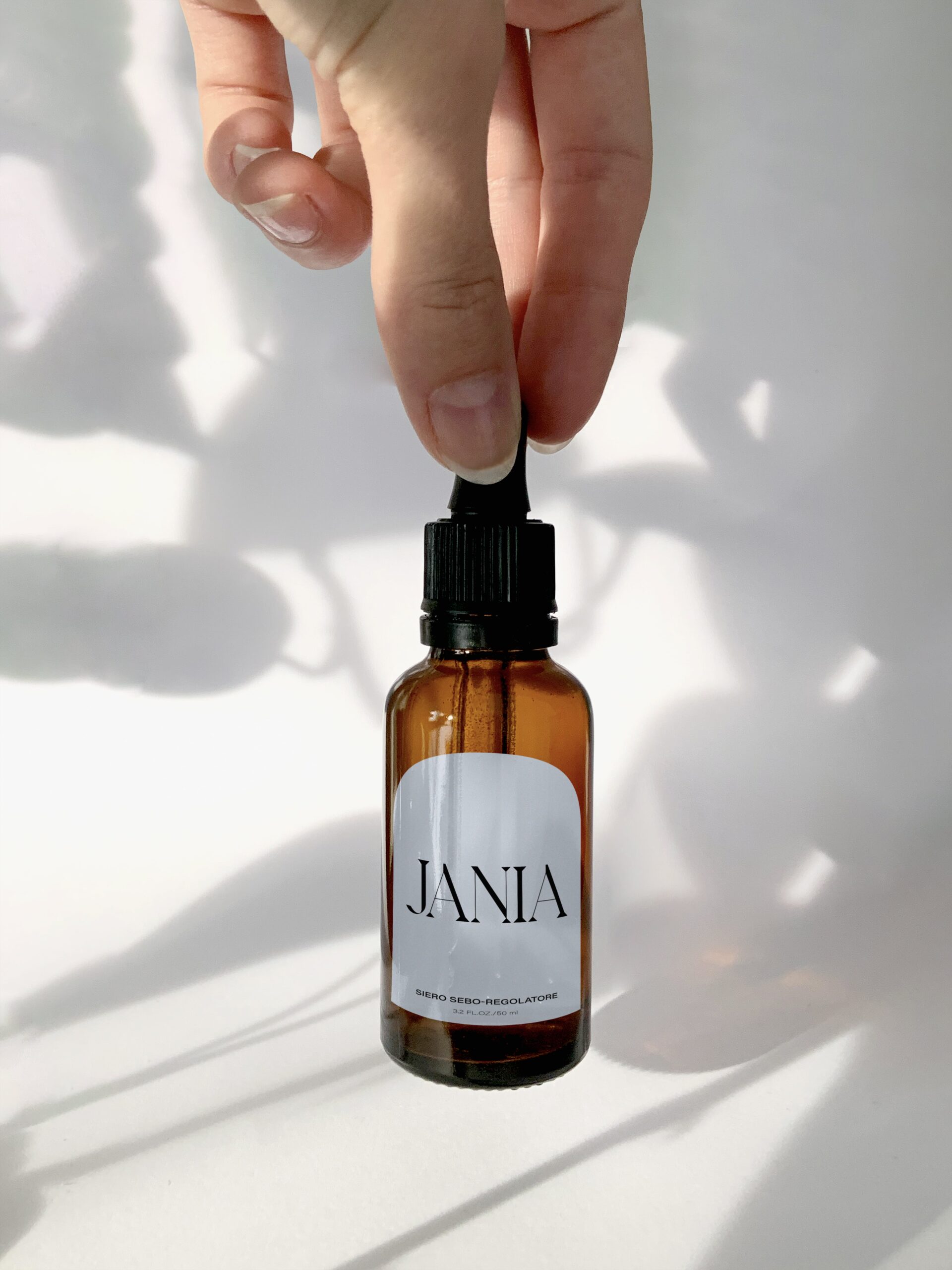 jania amber dropper bottle with hand